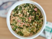 「気になりすぎて買っちゃった」【サッポロ一番】意外なコラボ麺の味は？