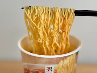 「定番で出してくれ」の声も【セブン】新作カップ麺は旨辛味がクセに！