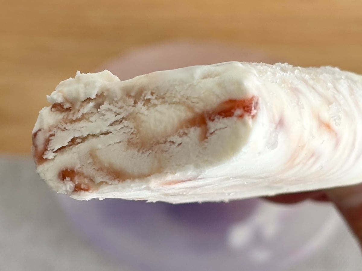 「どこを食べてもソースが♡」「爽やか」【ファミマ限定】いちごのアイス