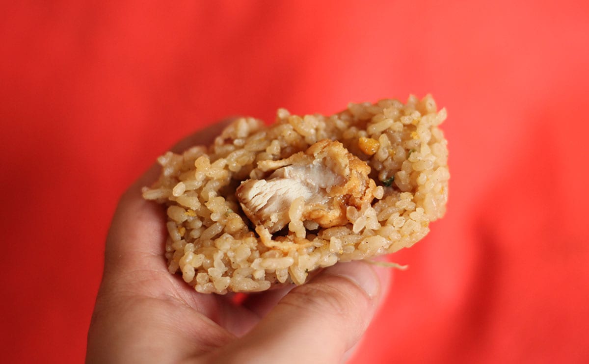 【ファミマ】『世界の山ちゃん』コラボのおむすびを食べたら中に秘密があった!?