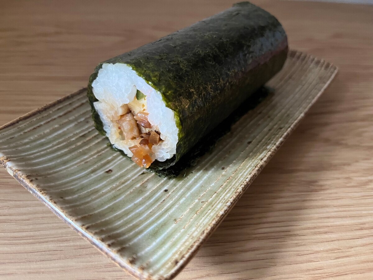 「安定のうまさ」「食べ応え抜群!」【セブン】7種類の具材が入った恵方巻が登場