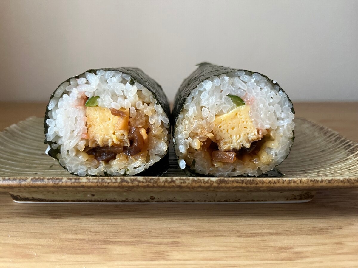 「安定のうまさ」「食べ応え抜群!」【セブン】7種類の具材が入った恵方巻が登場