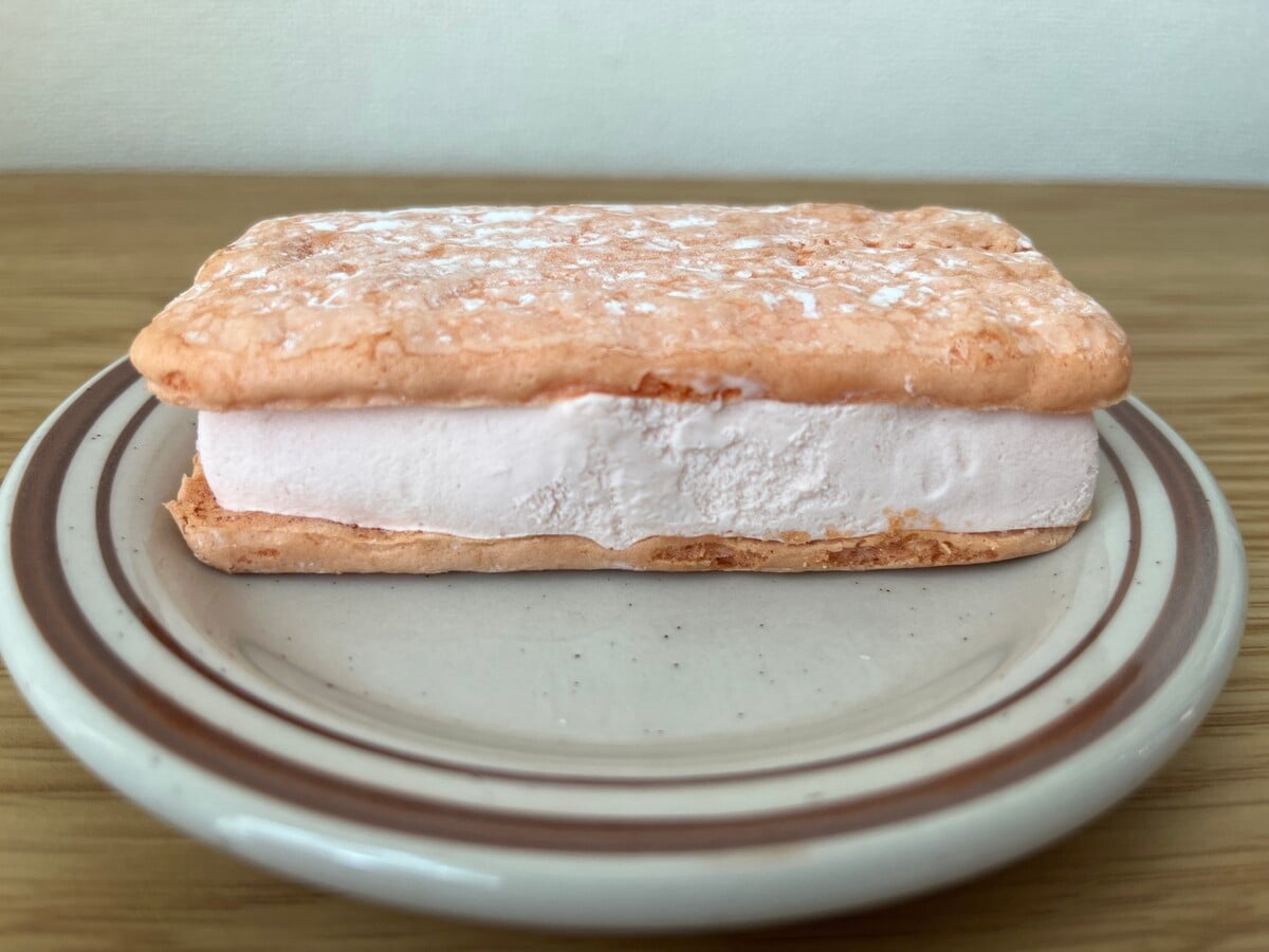 「アイスなのに低カロリー！」【セブン】いちごのふわふわサンドが登場