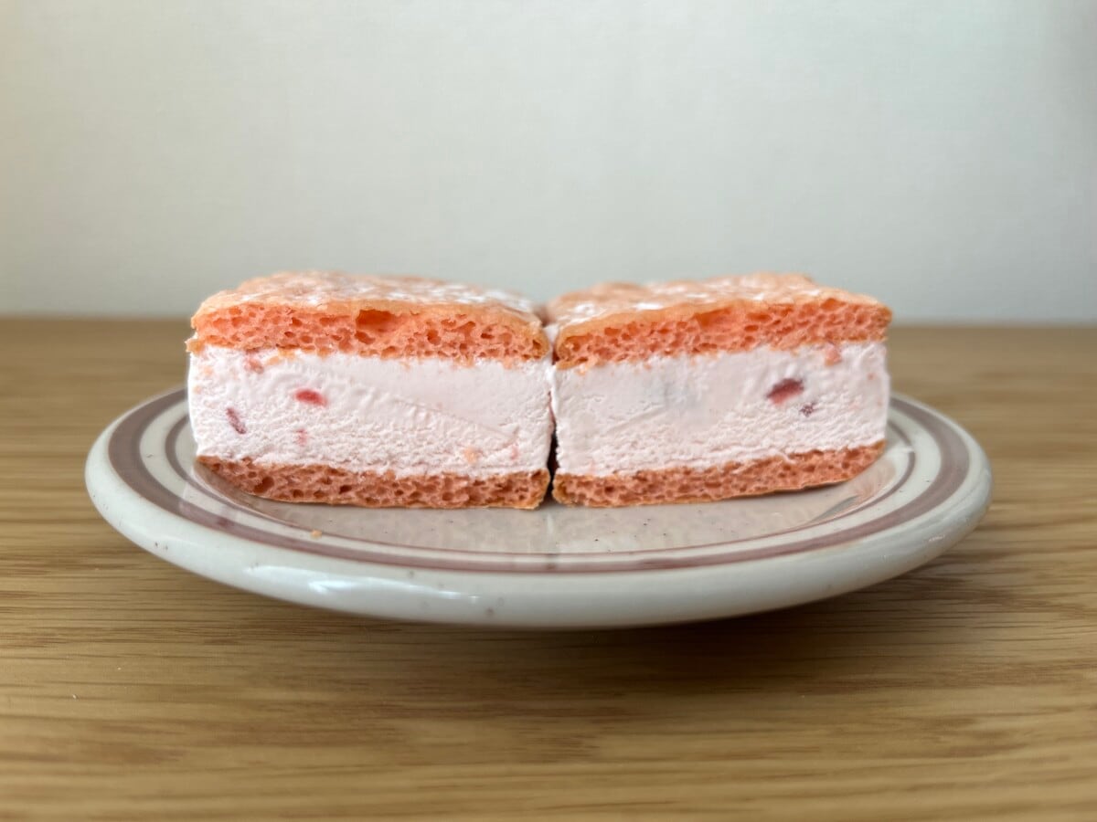 「アイスなのに低カロリー！」【セブン】いちごのふわふわサンドが登場