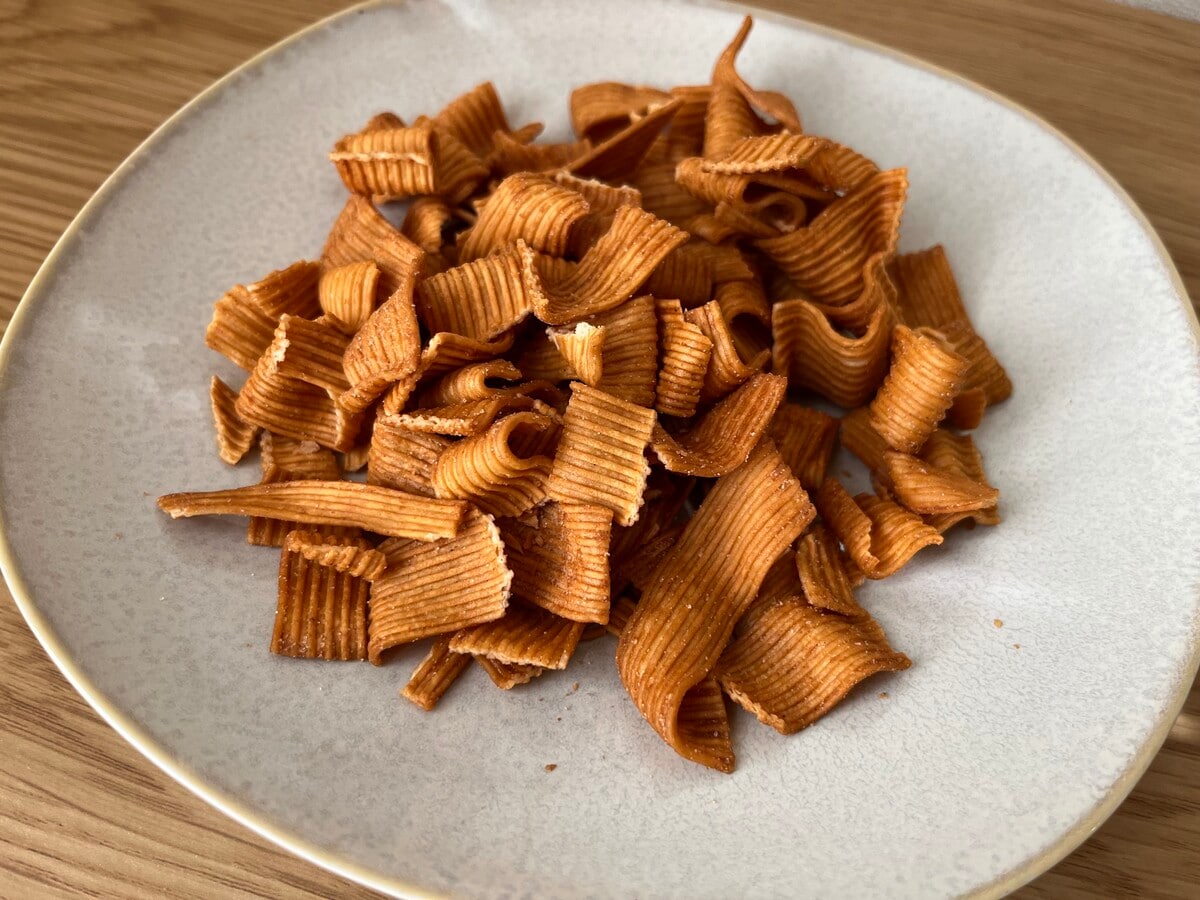 「濃くてうまい!」【おやつカンパニー】すみれ味噌ラーメン味のベビースタードデカイラーメンが登場