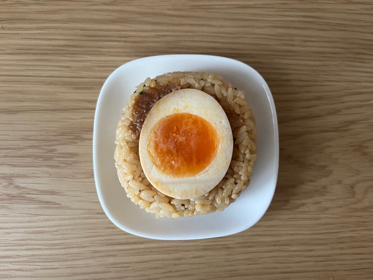 「こってり」【ファミマ】煮たまごが入ったにんにくチャーハンおにぎりが登場