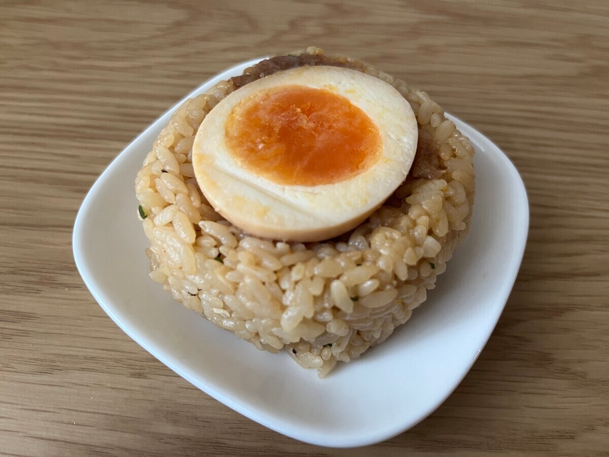 「こってり」【ファミマ】煮たまごが入ったにんにくチャーハンおにぎりが登場