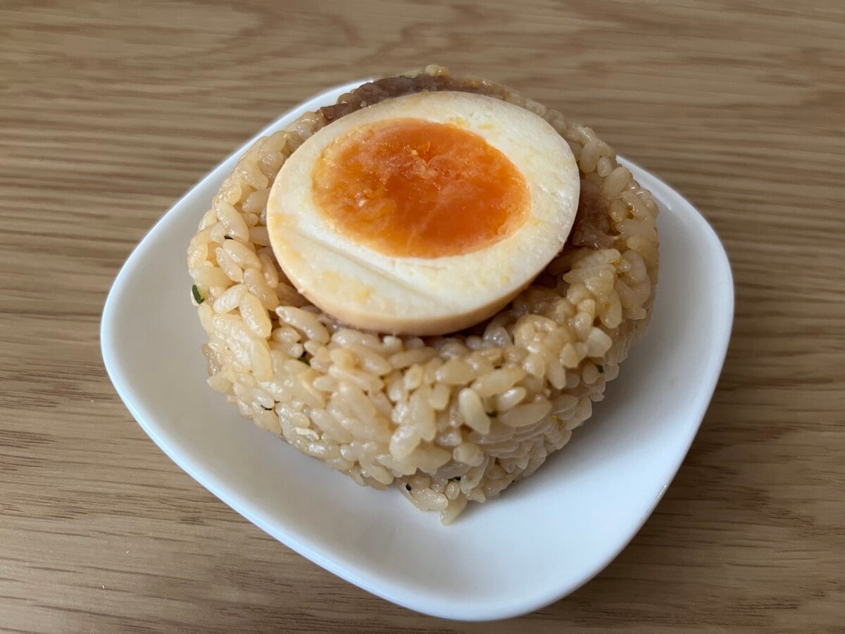 「こってり」【ファミマ】煮たまごが入ったにんにくチャーハンおにぎりが登場