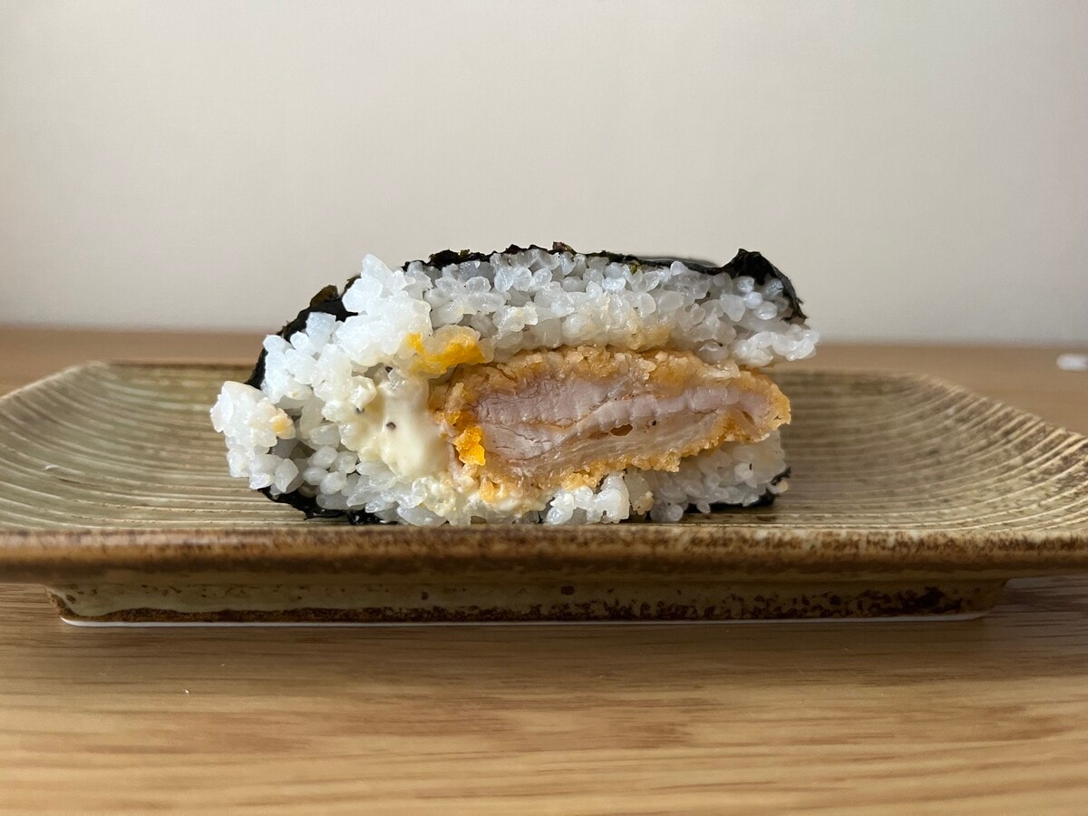 「柔らか!」【ファミマ】ファミチキとペッパーマヨが入ったおにぎりが登場