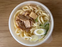 「コシがすごい！」【ファミマ】埼玉県産の深谷ねぎを使用した武蔵野風肉汁うどんが登場