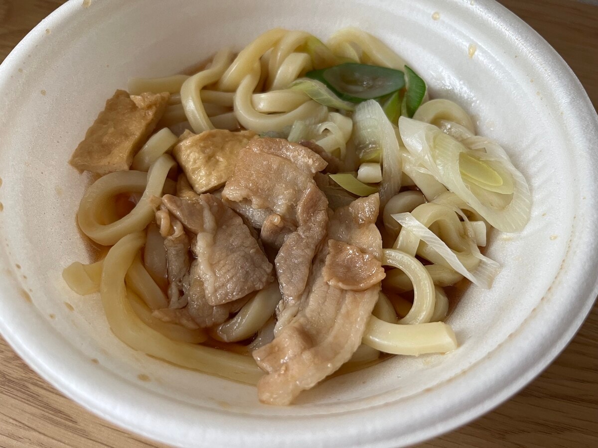 「コシがすごい!」【ファミマ】埼玉県産の深谷ねぎを使用した武蔵野風肉汁うどんが登場