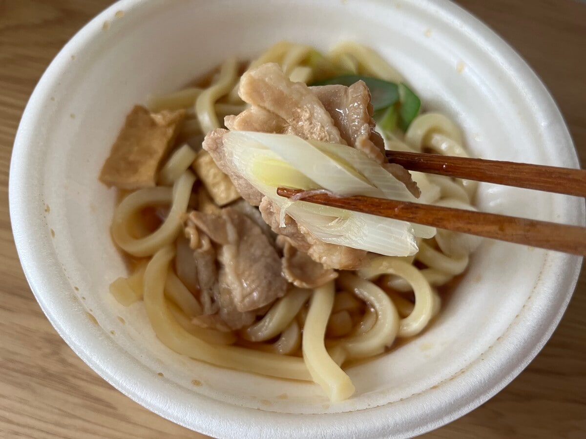 「コシがすごい!」【ファミマ】埼玉県産の深谷ねぎを使用した武蔵野風肉汁うどんが登場