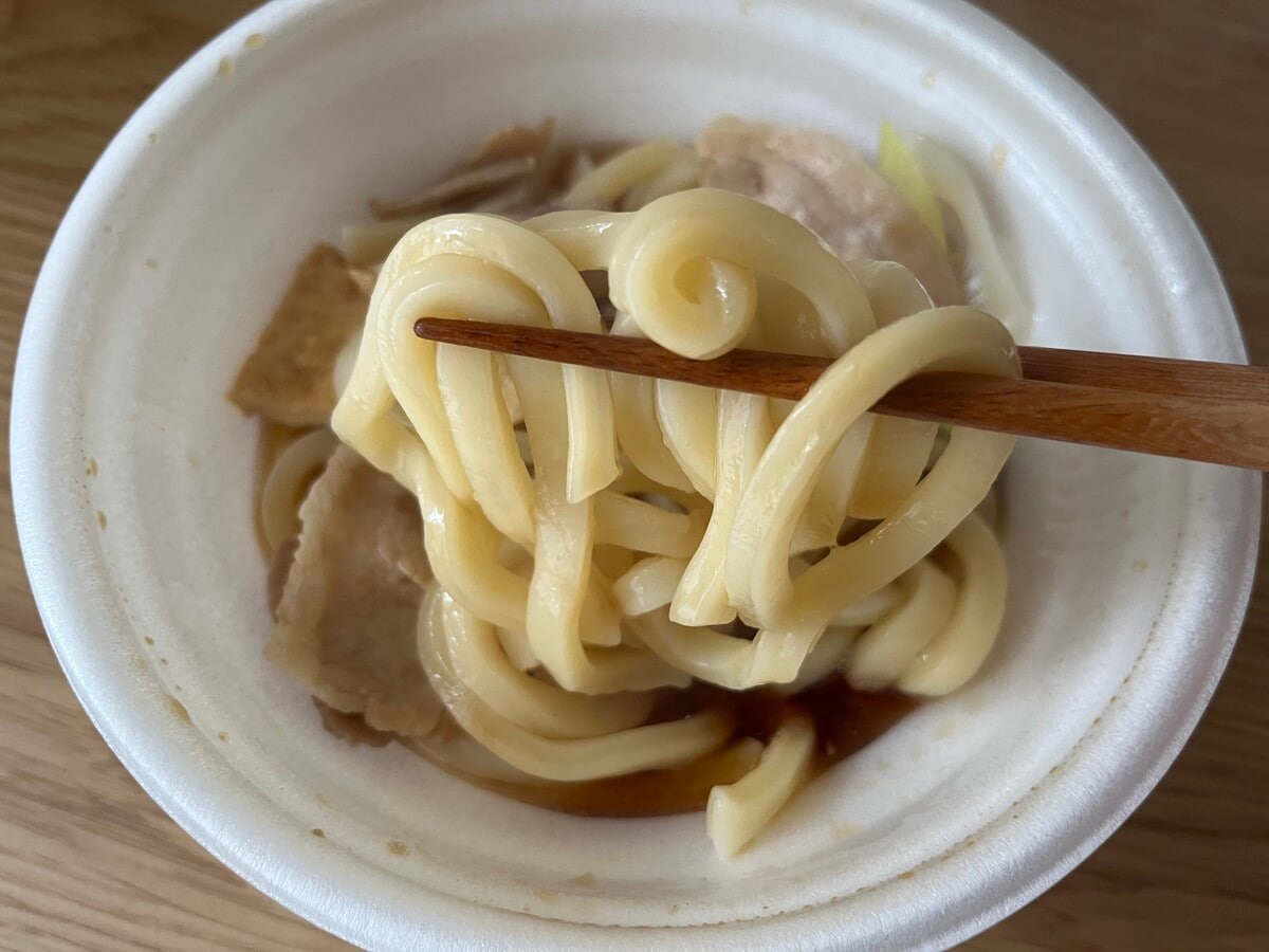 「コシがすごい!」【ファミマ】埼玉県産の深谷ねぎを使用した武蔵野風肉汁うどんが登場