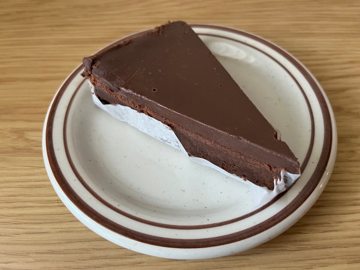 ワンハンドで食べられる！【セブン】生チョコ仕立てのショコラケーキが登場