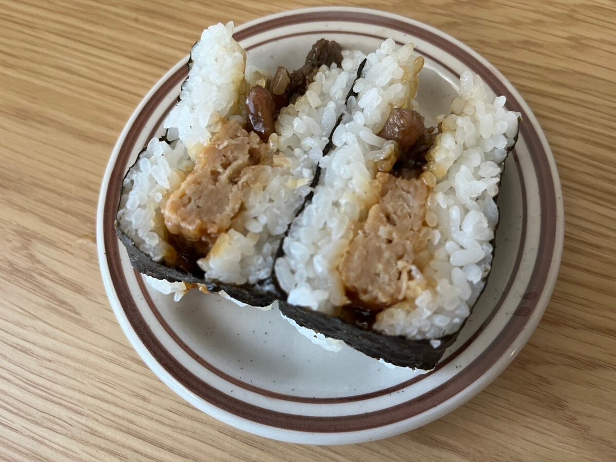 「炭火の香りがすごい」【セブン】焼鳥とつくねがたっぷり入ったおにぎりが登場