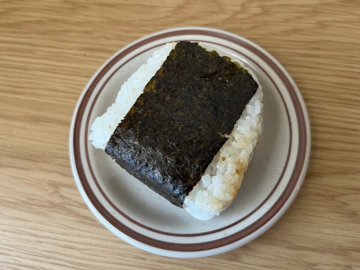 「炭火の香りがすごい」【セブン】焼鳥とつくねがたっぷり入ったおにぎりが登場