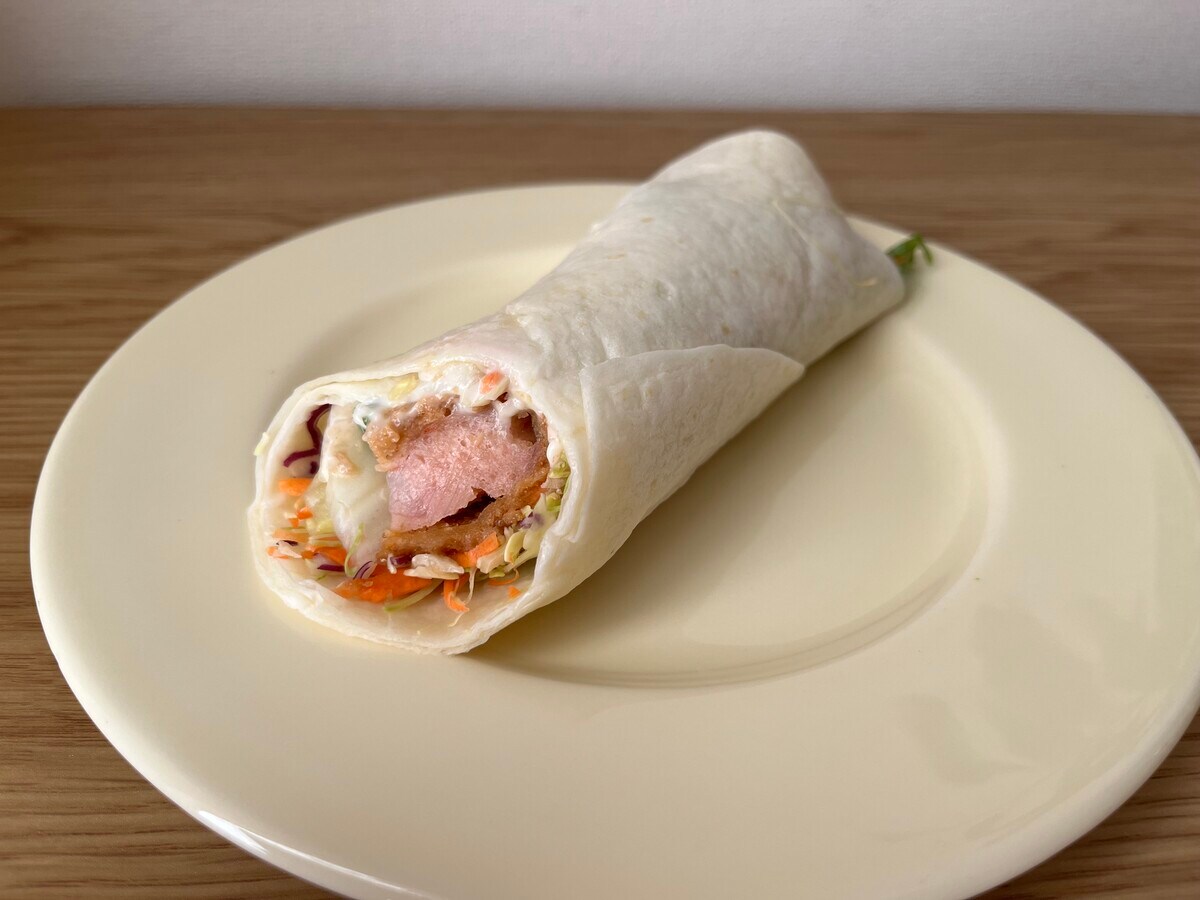 「ソースたっぷり」【ファミマ】海老カツとシャキシャキ野菜が入ったトルティーヤが登場