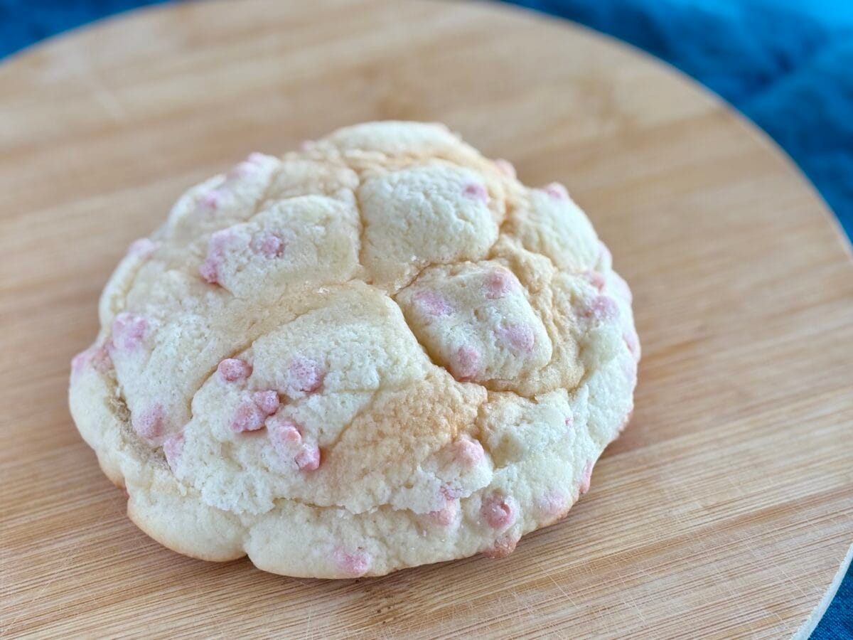 クリームたっぷり！【ローソン】専門店コラボの苺メロンパン食べてみた♡