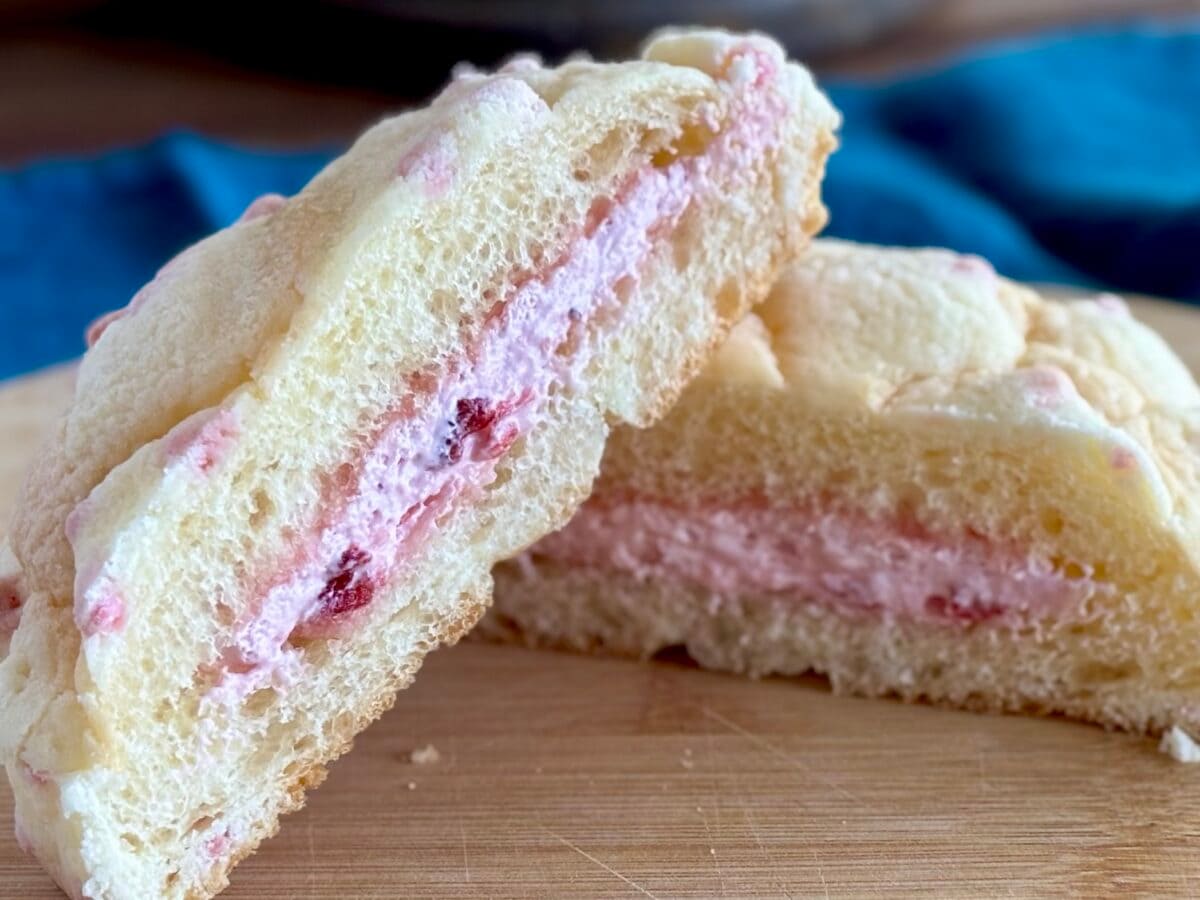 クリームたっぷり!【ローソン】専門店コラボの苺メロンパン食べてみた♡