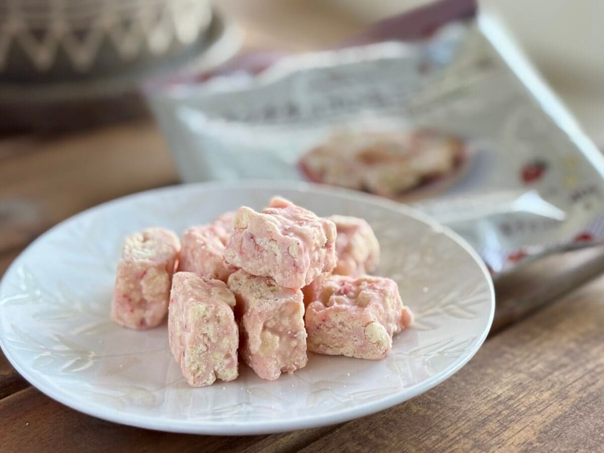 いちごミルクにとろける…【ローソン】コラボチョコが味も見た目も