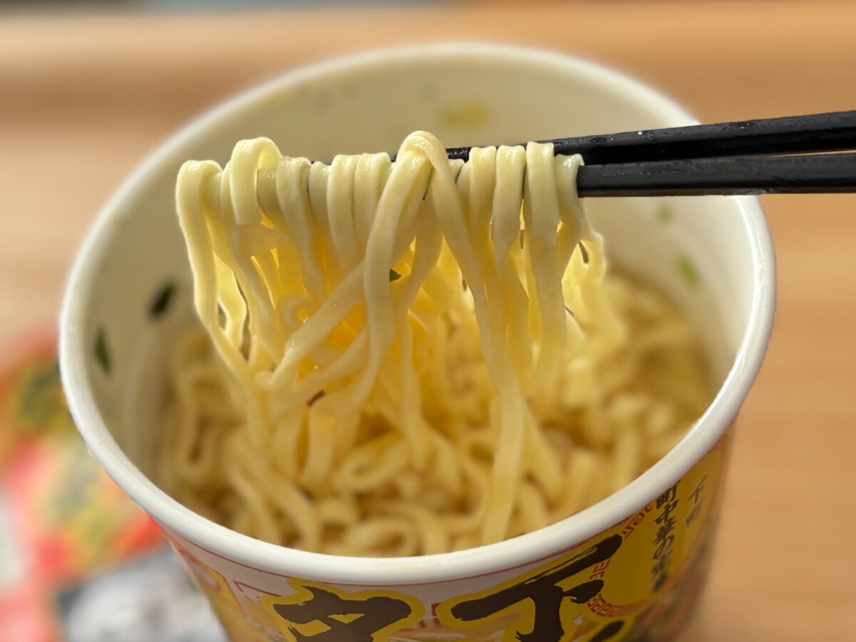 シャキシャキ野菜＆太麺がウマっ！【マルちゃん】新作麺は間違いない味
