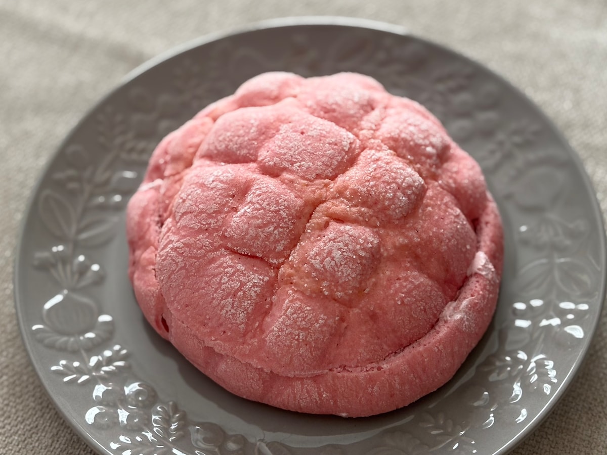 見た目はメロンで味はいちご?【ファミマ】かわいいピンクのパンが話題に