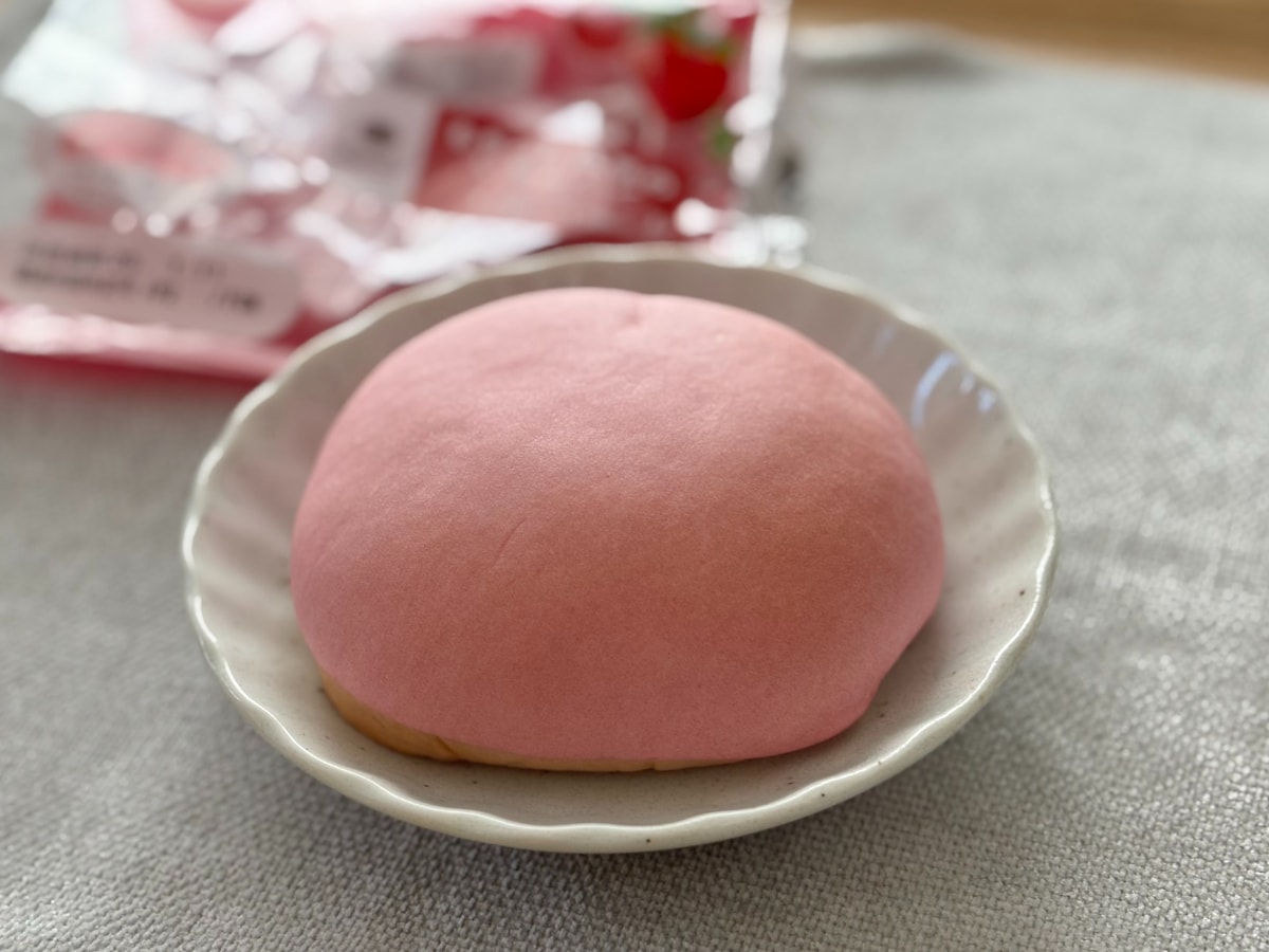 いちごの香りがふんわり……♡【ファミマ】食感も楽しいピンクのパン