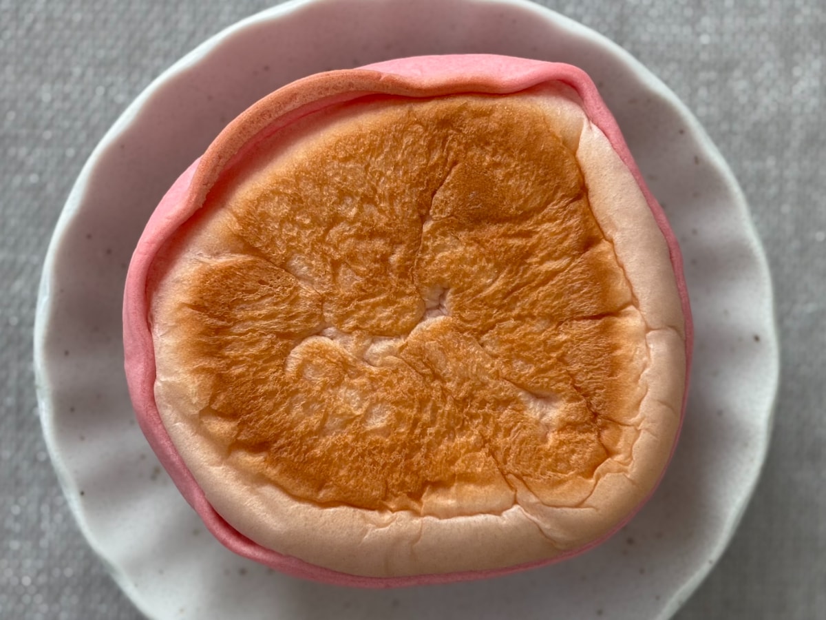 いちごの香りがふんわり……♡【ファミマ】食感も楽しいピンクのパン
