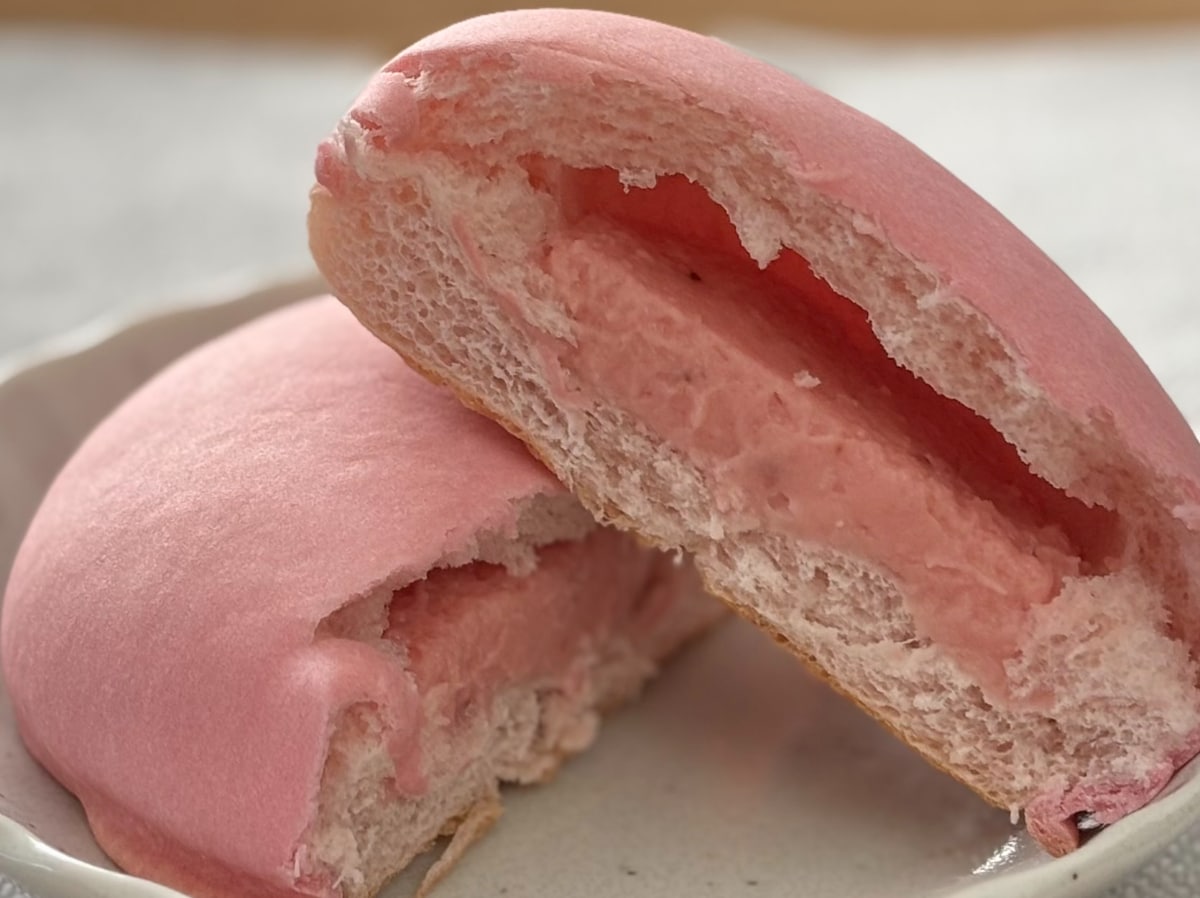 いちごの香りがふんわり……♡【ファミマ】食感も楽しいピンクのパン