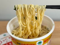 大量にんにくで「最強」「脳が飛ぶぞ」【ファミマ】人気店監修のカップ麺