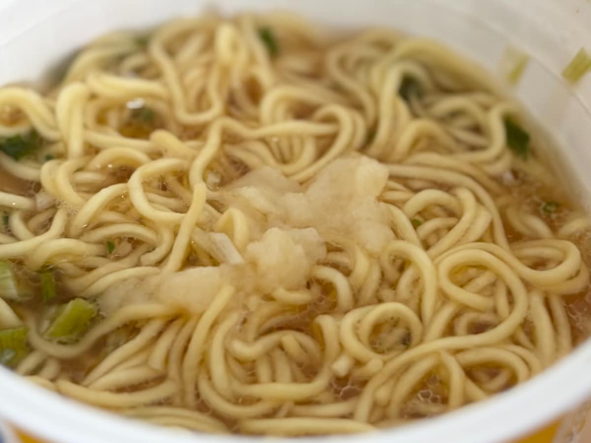 大量にんにくで「最強」「脳が飛ぶぞ」【ファミマ】人気店監修のカップ麺