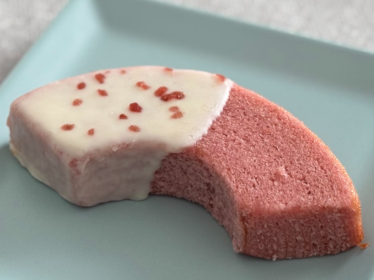 しっとり食感と甘みがぜいたく♡【ファミマ】いちごづくしのスイーツ