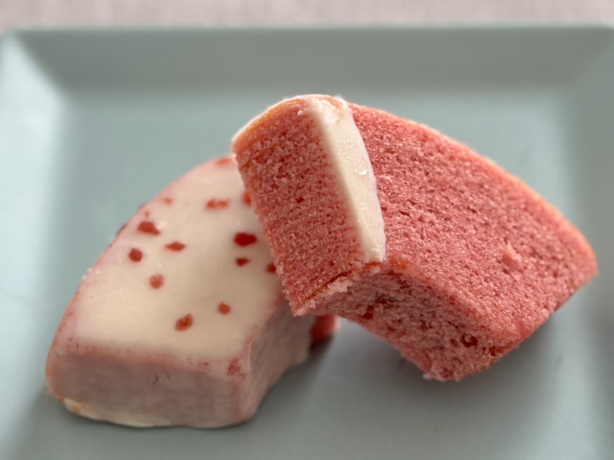 しっとり食感と甘みがぜいたく♡【ファミマ】いちごづくしのスイーツ