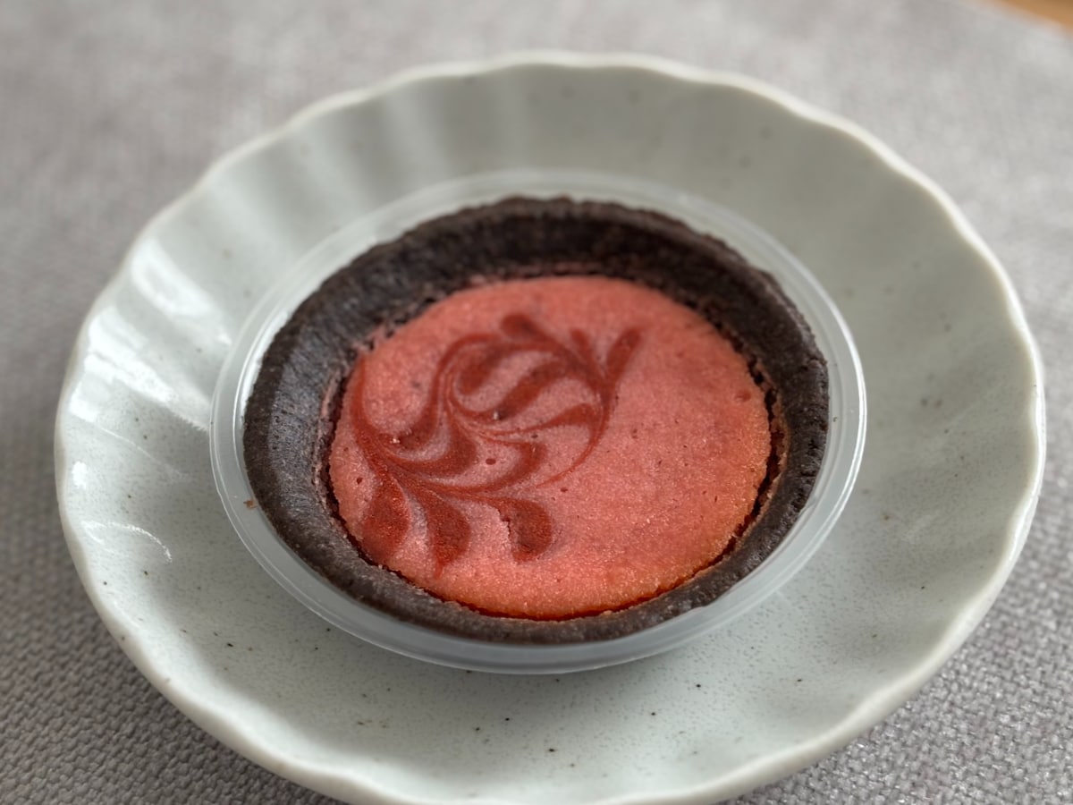いちごとココアが相性抜群!【ファミマ】しっとり&さくさく食感のタルト