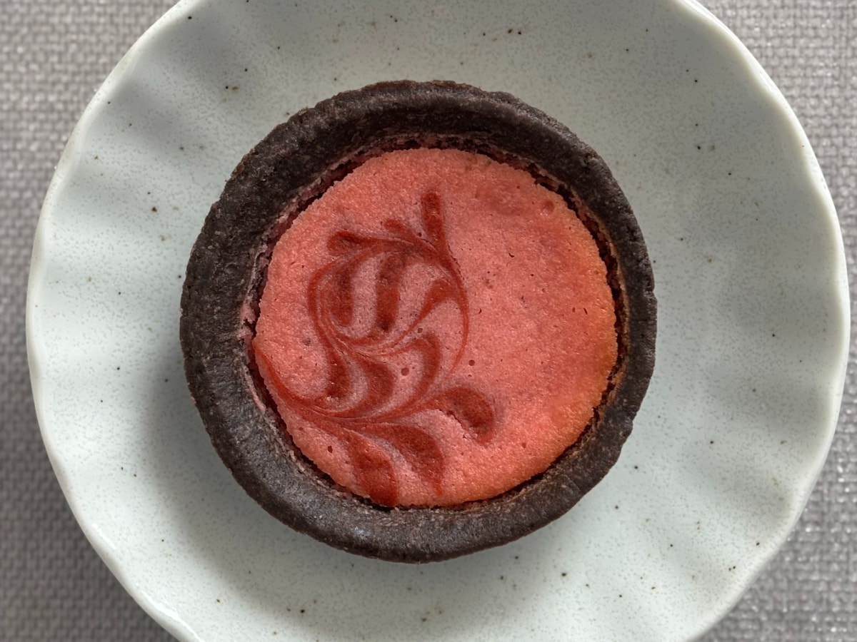 いちごとココアが相性抜群!【ファミマ】しっとり&さくさく食感のタルト