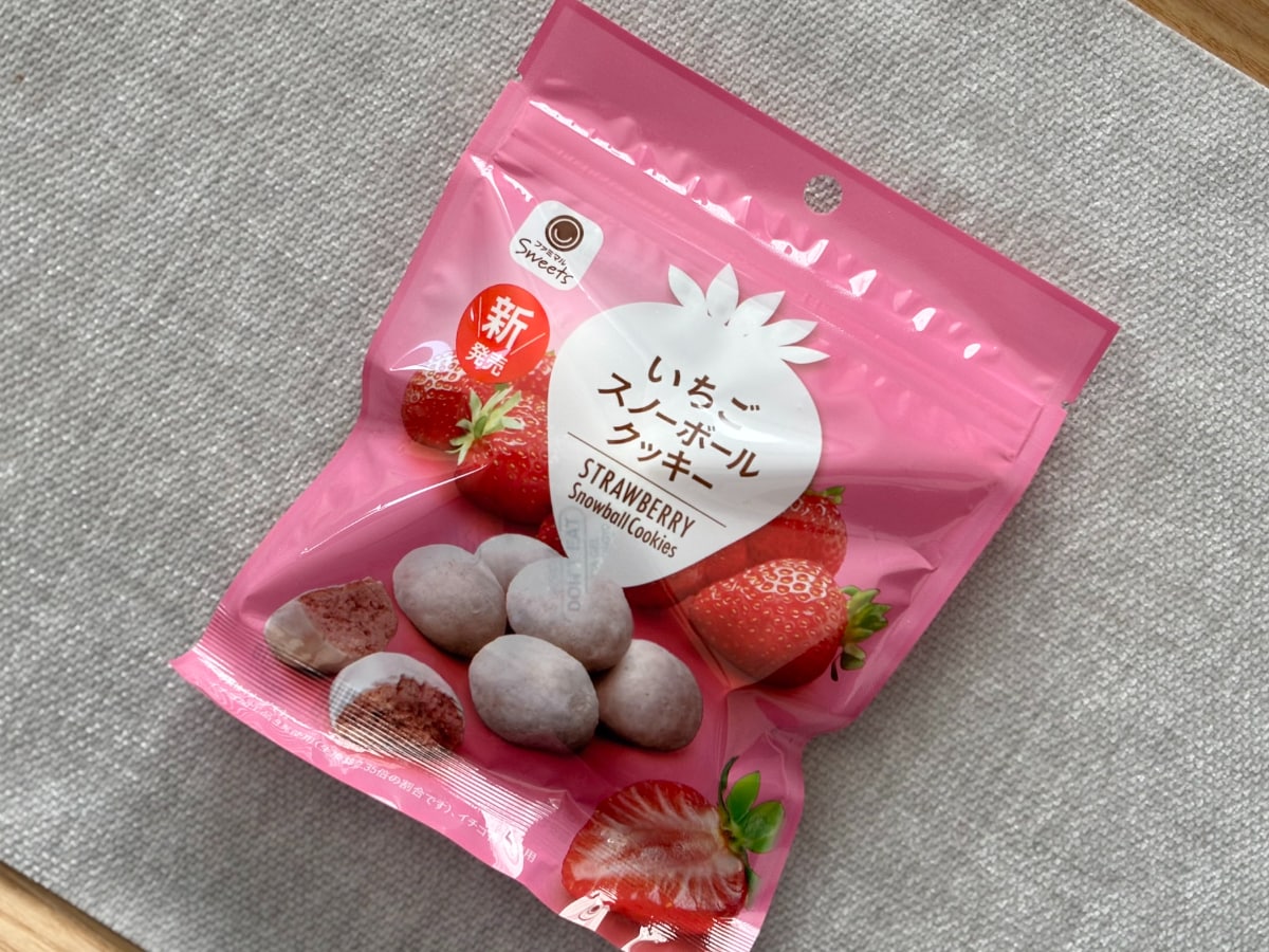 サクほろ食感に手が止まらない！【ファミマ】いちご味のクッキーが再販