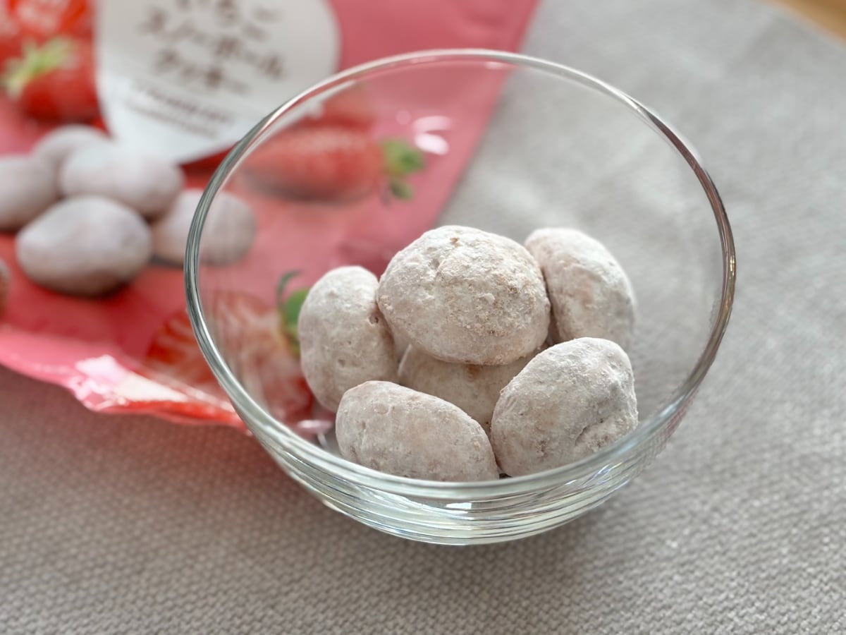 サクほろ食感に手が止まらない！【ファミマ】いちご味のクッキーが再販