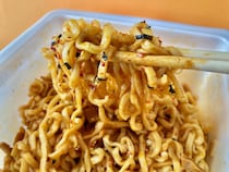 偏愛！！メンマ！！普通じゃない！！【明星】汁なし麵風の新しいカップ焼きそば