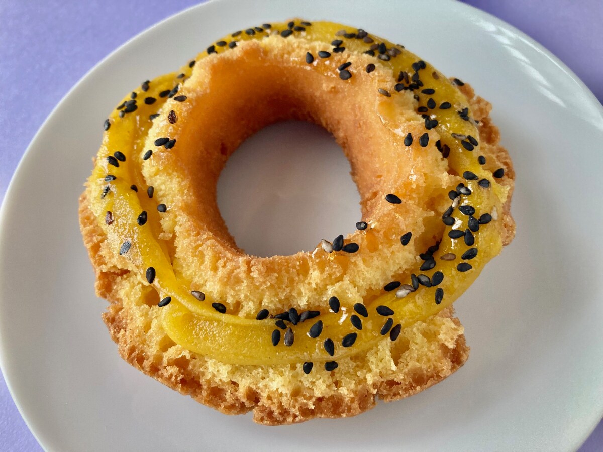 黒ゴマのトッピングが決め手？【セブン】お芋感抜群のオールドファッション！