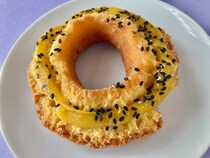 黒ゴマのトッピングが決め手？【セブン】お芋感抜群のオールドファッション！