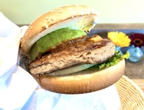 想像以上に旨辛！めちゃ新感覚【フレッシュネス】シビ辛バーガーがあまりに熱い！