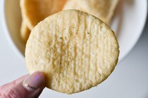 「食べ応えあり」「増量して！」【亀田】ポテチ？煎餅？クセになる新感覚