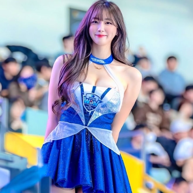 「すげぇナイスバディ!」韓国9頭身チアが魅せた“悩殺ぴったりドレス”姿にファン喝采!「アジアの女神」「クレイジーな美貌」