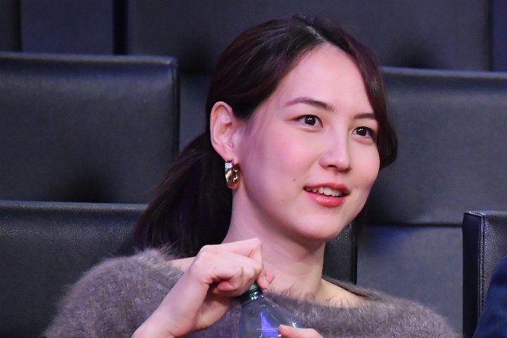 「前髪できてる!!!!!」「激かわ」真美子夫人の最新ヘアスタイルにネット騒然!「真似して切ろうかな」 デコピンとともにド軍キャンプ地を訪問