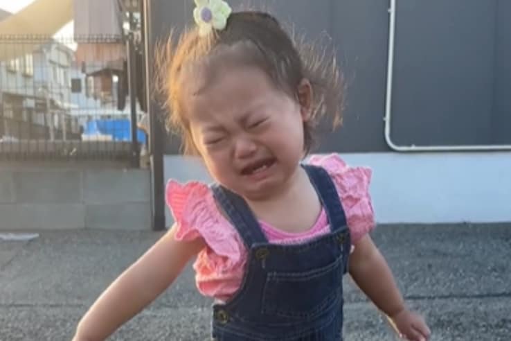 「バイト行くときの私だw」足が地面にくっついて動かなくなった女の子のイヤイヤ、お母さんの対応に拍手！