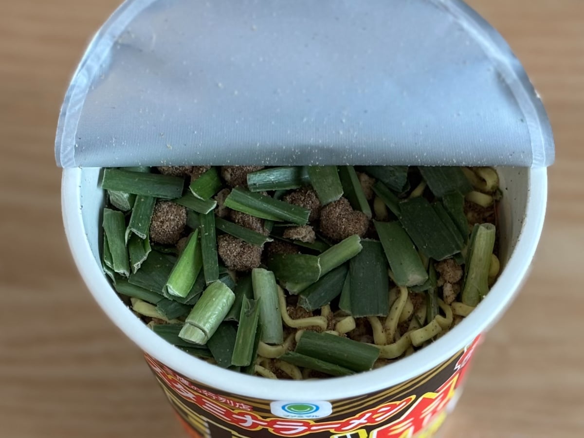 ニンニクがっつりで背徳感もたっぷり！【ファミマ】人気店監修のカップ麺