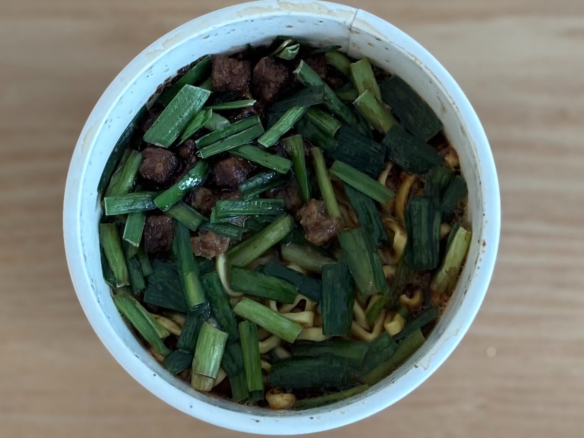 ニンニクがっつりで背徳感もたっぷり!【ファミマ】人気店監修のカップ麺