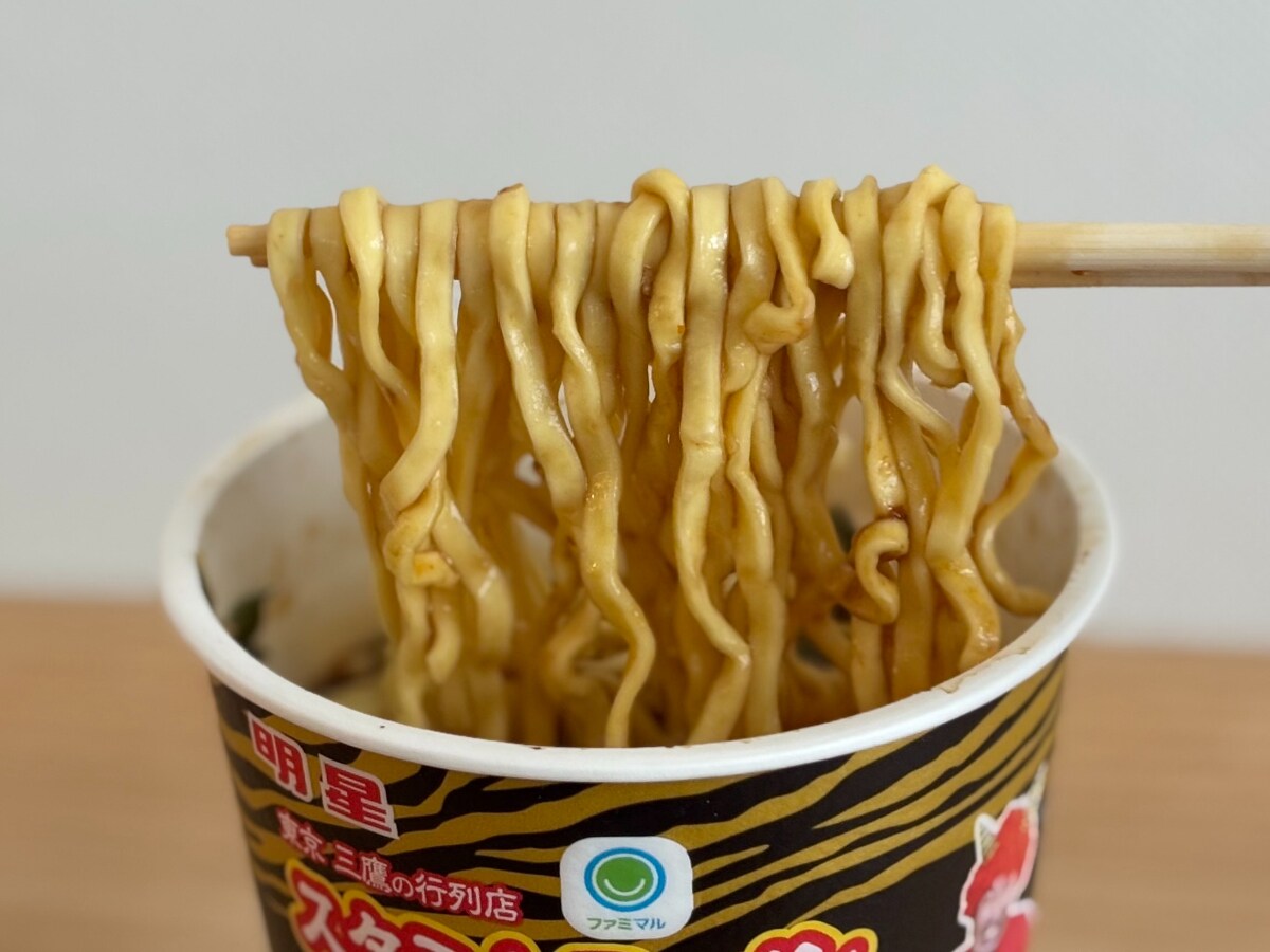 ニンニクがっつりで背徳感もたっぷり！【ファミマ】人気店監修のカップ麺