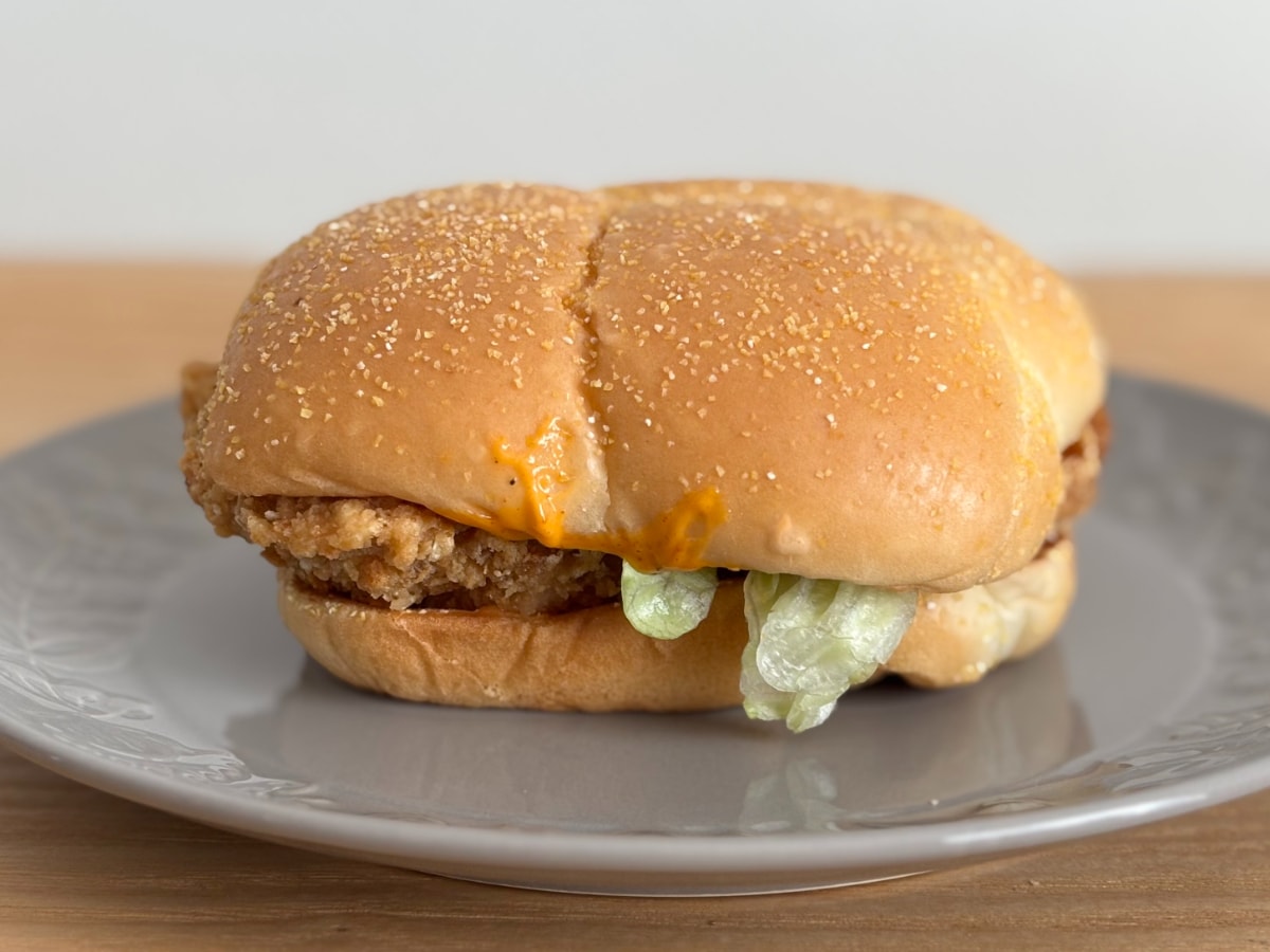 ザクザク衣&ピリ辛ソースが「うますぎ」!【マクドナルド】の新バーガー