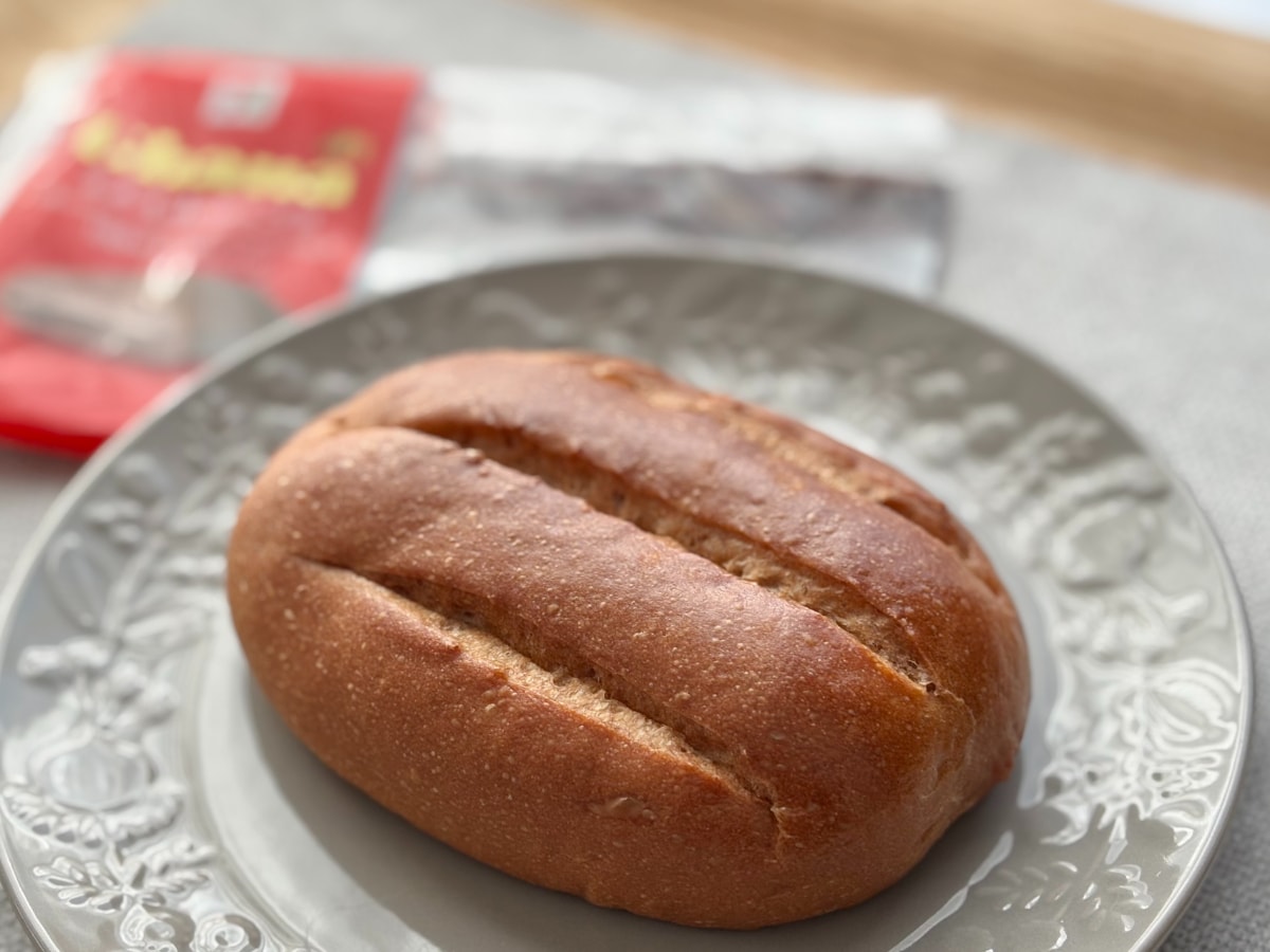 濃厚チョコが「たっぷりでおいしい」【セブン】新作コラボパンがぜいたく